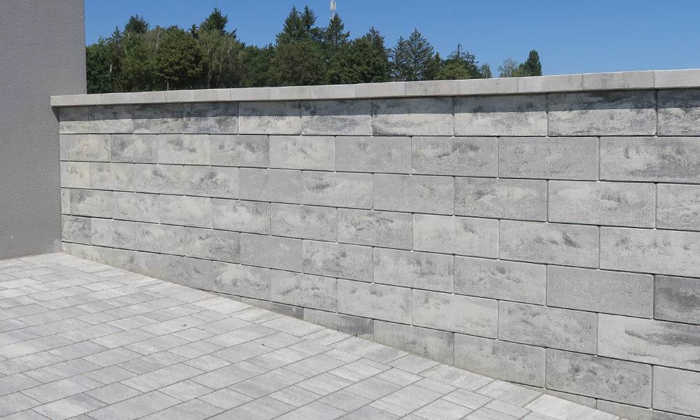 Classic Zaun- und Mauerstein granitgrau-schattiert kombiniert mit Abdeckplatte mit Wassernase granitgrau-schattiert und Arret B15 VG4 Kombipflaster granitgrau-schattiert Classic Zaun- und Mauerstein granitgrau-schattiert kombiniert mit Abdeckplatte mit Wassernase granitgrau-schattiert und Arret B15 VG4 Kombipflaster granitgrau-schattiert