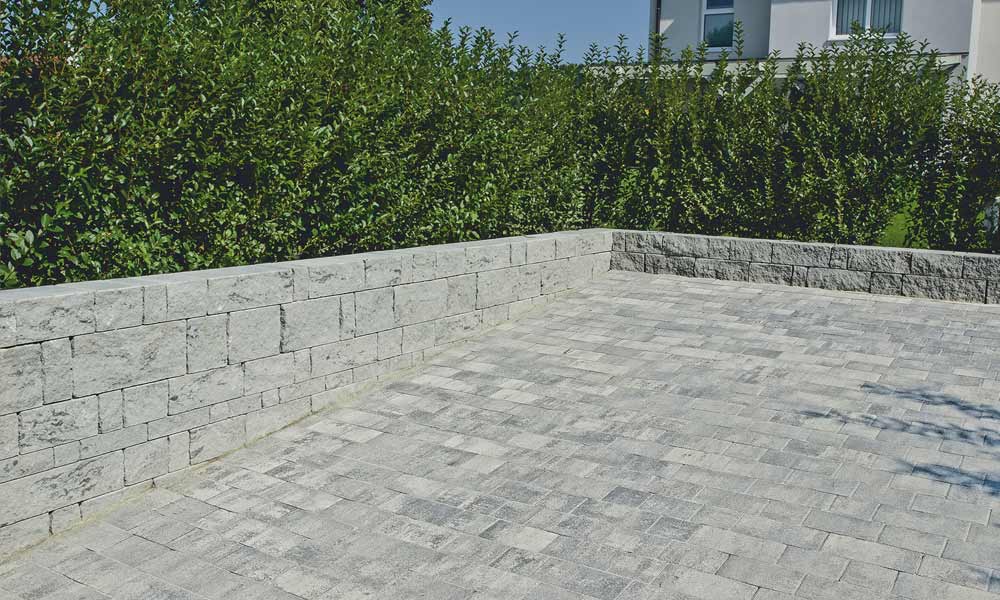 Mauerstein Gutshof MB24 gespalten granitgrau-schattiert, in Reihen mit unterschiedlichen Höhen versetzt, kombiniert mit Arret B15 VG4 Kombipflaster granitgrau-schattiert