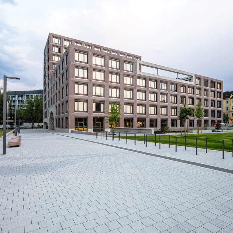 Großzügiger Platzbereich mit Classic VG4 in grau am Campus Innrain der Universität Innsbruck von Friedl Steinwerke.