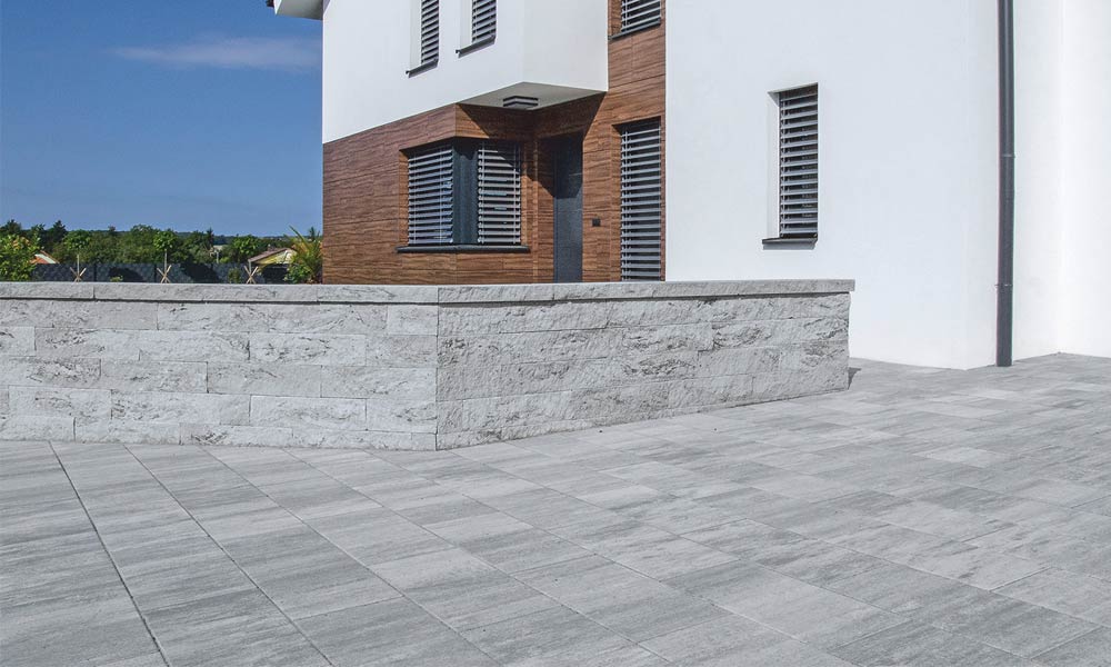 Linea VG4 Pflasterplatte 60 x 30 x 8 cm granitgrau-schattiert kombiniert mit Mauerblock Momento granitgrau-schattiert