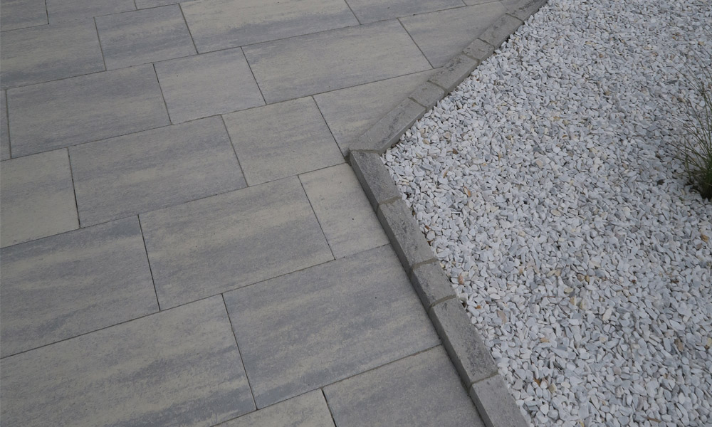 Einfassungsstein Gutshof gespalten granitgrau-schattiert Einfassungsstein Gutshof gespalten granitgrau-schattiert