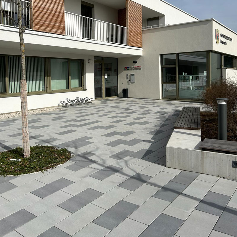 Gemeindezentrum Draßmarkt Linea VG4 Pflaster platin hell und dunkel Eingangsbereich des Gemeindezentrums Draßmarkt mit Linea VG4 Pflaster platin hell und dunkel, ruhiges Farbspiel, Friedl Steinwerke.