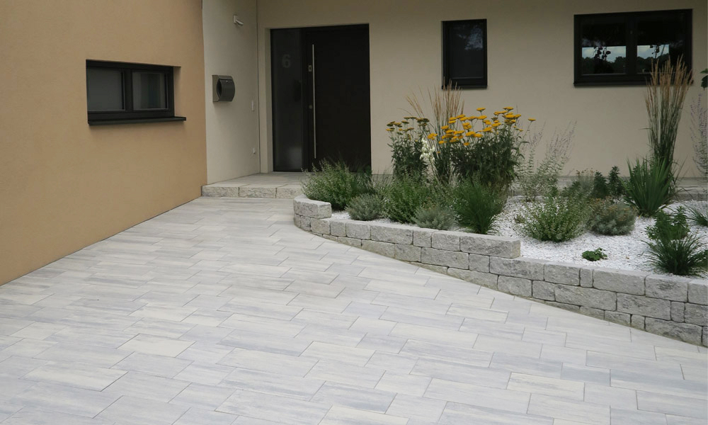 Cadea B30 VG4 eisgrau-schattiert kombiniert mit Mauerstein Gutshof MB16 bossiert granitgrau-schattiert Cadea B30 VG4 eisgrau-schattiert kombiniert mit Mauerstein Gutshof MB16 bossiert granitgrau-schattiert