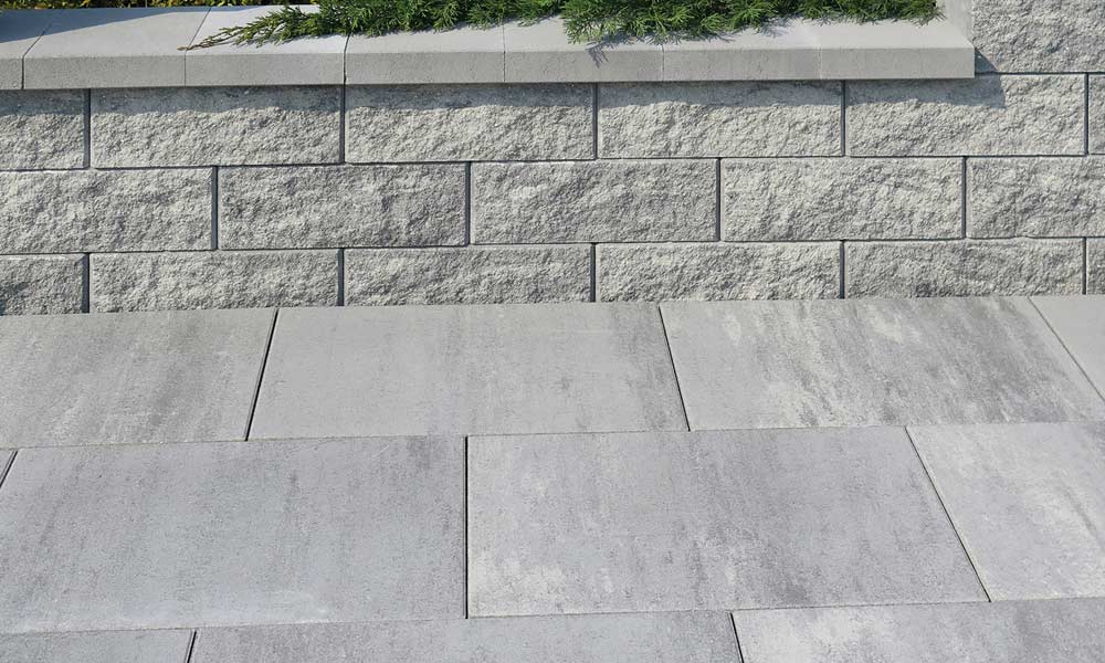 Largo Bodenplatte 59,8 x 39,8 x 5 cm platin-schattiert kombiniert mit Faro Zaun- und Mauerstein platin-schattiert Largo Bodenplatte 59,8 x 39,8 x 5 cm platin-schattiert kombiniert mit Faro Zaun- und Mauerstein platin-schattiert