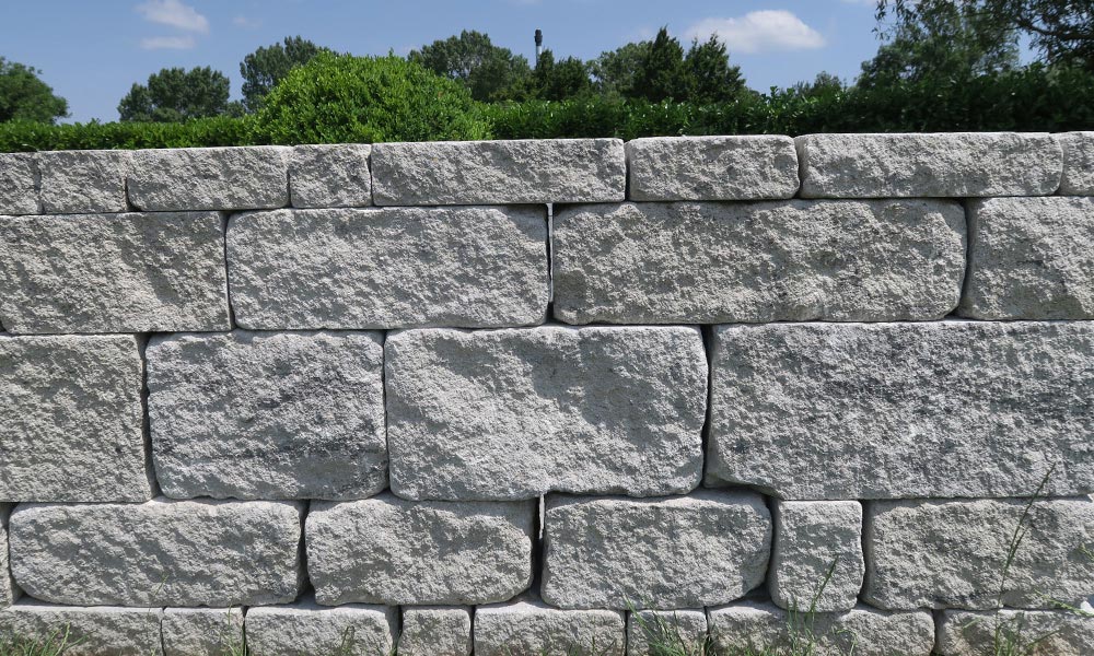 Mauerstein Gutshof MB24 bossiert granitgrau-schattiert in 7,5 cm, 15 cm und 22,5 cm hohen Reihen versetzt