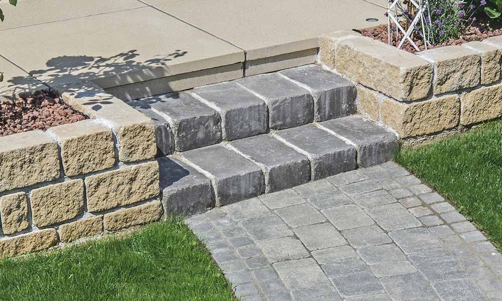 Blockstein Grado anthrazit kombiniert mit Mauerstein Gutshof MB16 bossiert sandgelb, Piazza Grado schiefert-schattiert und Grado Würfel 7,8 x 7,8 x 8 cm anthrazit Blockstein Grado anthrazit kombiniert mit Mauerstein Gutshof MB16 bossiert sandgelb, Piazza Grado schiefert-schattiert und Grado Würfel 7,8 x 7,8 x 8 cm anthrazit