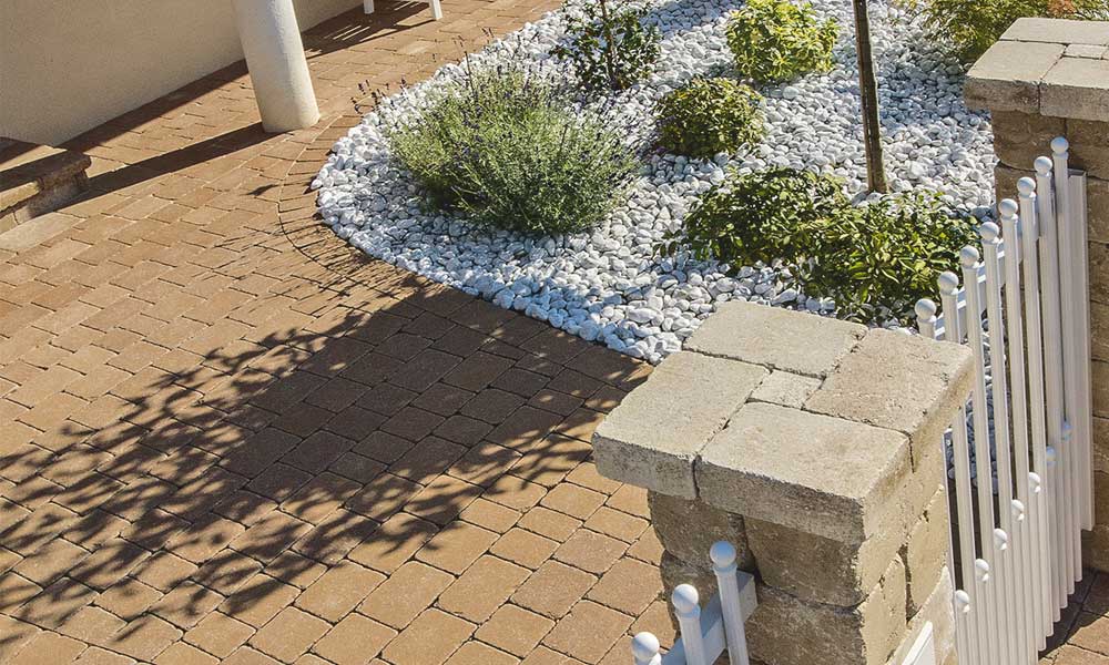 Piazza Grado lehmbraun kombiniert mit Zaun- und Mauerstein Grado kalkstein-schattiert Piazza Grado lehmbraun kombiniert mit Zaun- und Mauerstein Grado kalkstein-schattiert
