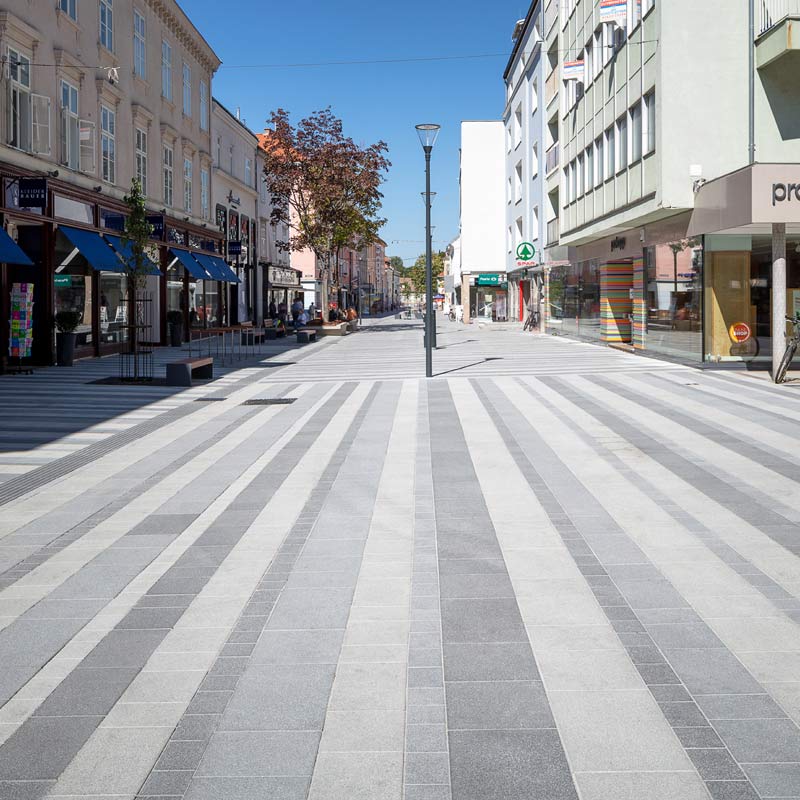 Fußgängerzone Wiener Neustadt Linea VG4 Pflasterplatte Edelsplitt weiß-schwarz Friedl Steinwerke Fußgängerzone Wiener Neustadt Linea VG4 Pflasterplatte Edelsplitt weiß-schwarz Friedl Steinwerke