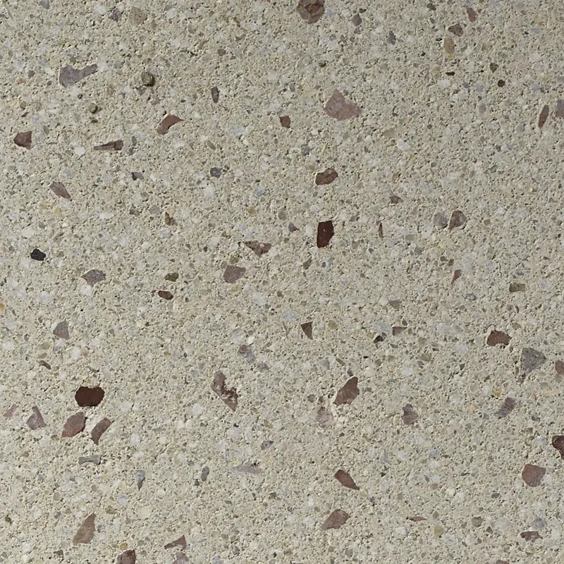 Creazzo Oberfläche in hellgrauer Nuance mit mittlerer bis grober rötlicher Körnung in Terrazzo-Optik, Friedl Steinwerke.