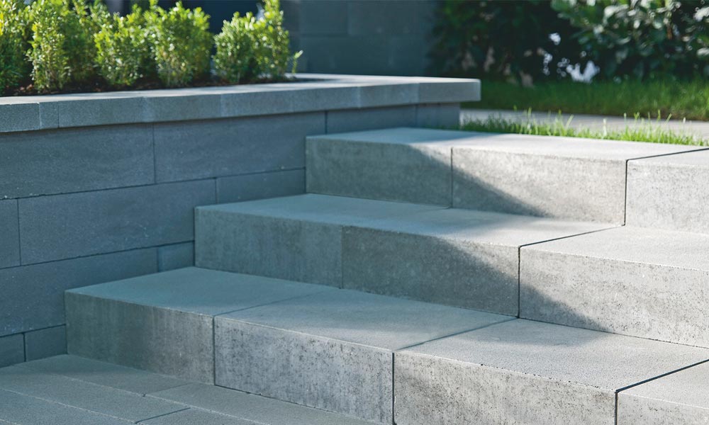 Linea Blockstufe 50 x 40 x 15 cm grau kombiniert mit Linea Zaun- und Mauerstein platin mittel