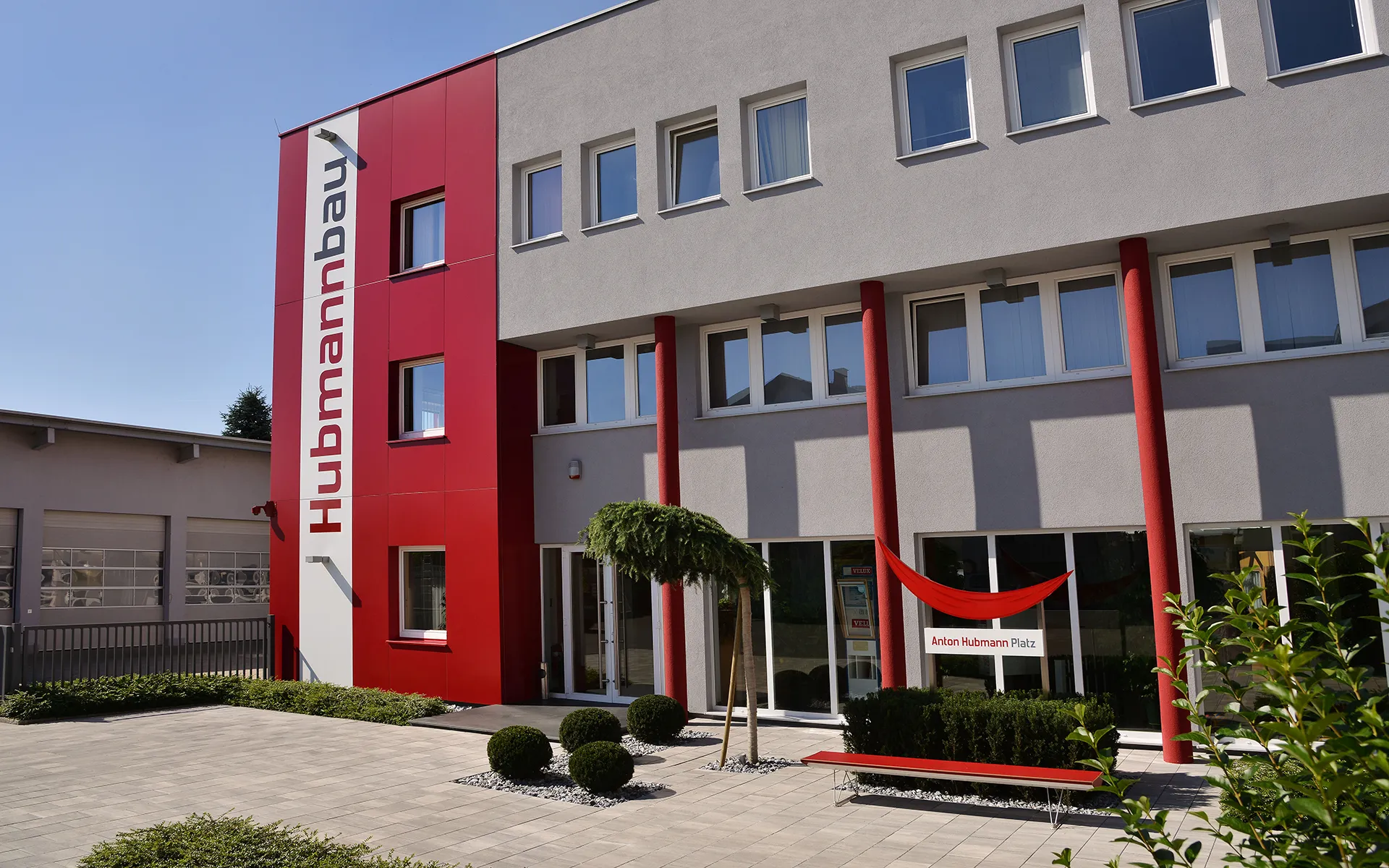 Platzfläche mit Linea VG4 in granitgrau-schattiert am Anton-Hubmann-Platz in Gössendorf von Friedl Steinwerke.