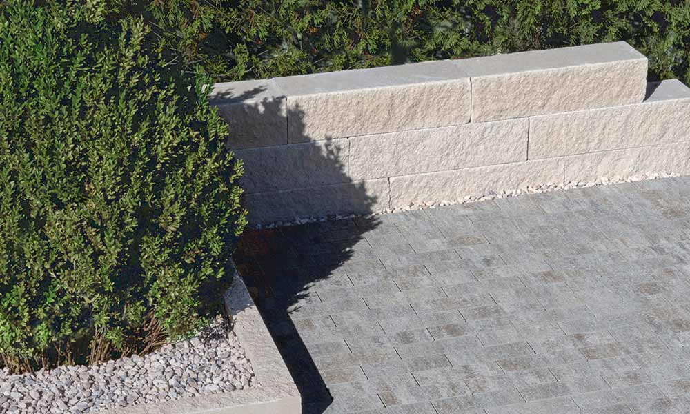 Mauerblock Momento 60 x 16 x 15 cm als Mauer und 60 x 24 x 7,5 cm kreide als Randeinfassung kombiniert mit Sigma Riemchen basalt-schattiert und Friedl Zierkies Dusty Champagne Mauerblock Momento 60 x 16 x 15 cm als Mauer und 60 x 24 x 7,5 cm kreide als Randeinfassung kombiniert mit Sigma Riemchen basalt-schattiert und Friedl Zierkies Dusty Champagne