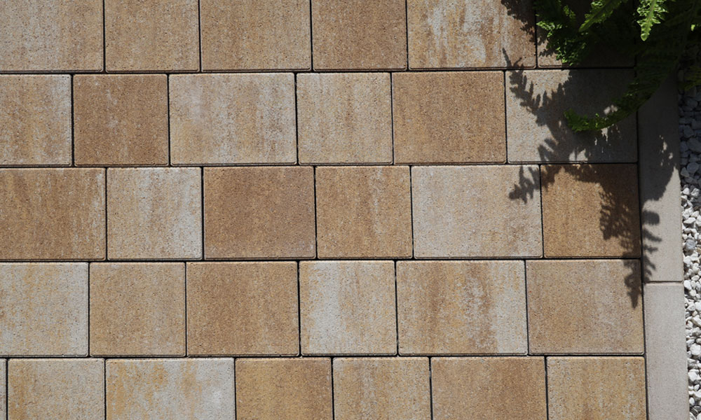 Nuavo Kombipflaster in sandgelb-schattiert verlegt in einer Einfahrt; Pflastersteine von Friedl Steinwerke schaffen ein harmonisches Flächenbild in warmer Farbgebung. Nuavo Kombipflaster in sandgelb-schattiert verlegt in einer Einfahrt; Pflastersteine von Friedl Steinwerke schaffen ein harmonisches Flächenbild in warmer Farbgebung.