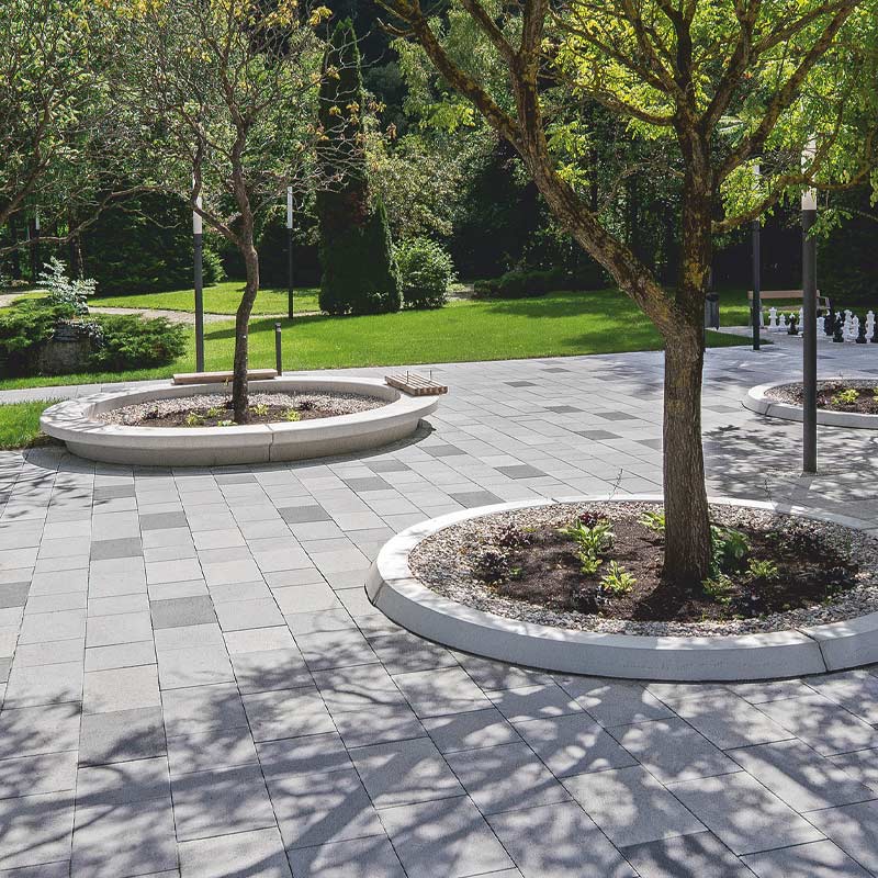 Begegnungszone Waldegg Linea VG4 Pflasterplatte platin-hell-mittel-anthrazit Friedl Steinwerke Begegnungszone Waldegg Linea VG4 Pflasterplatte platin-hell-mittel-anthrazit Friedl Steinwerke