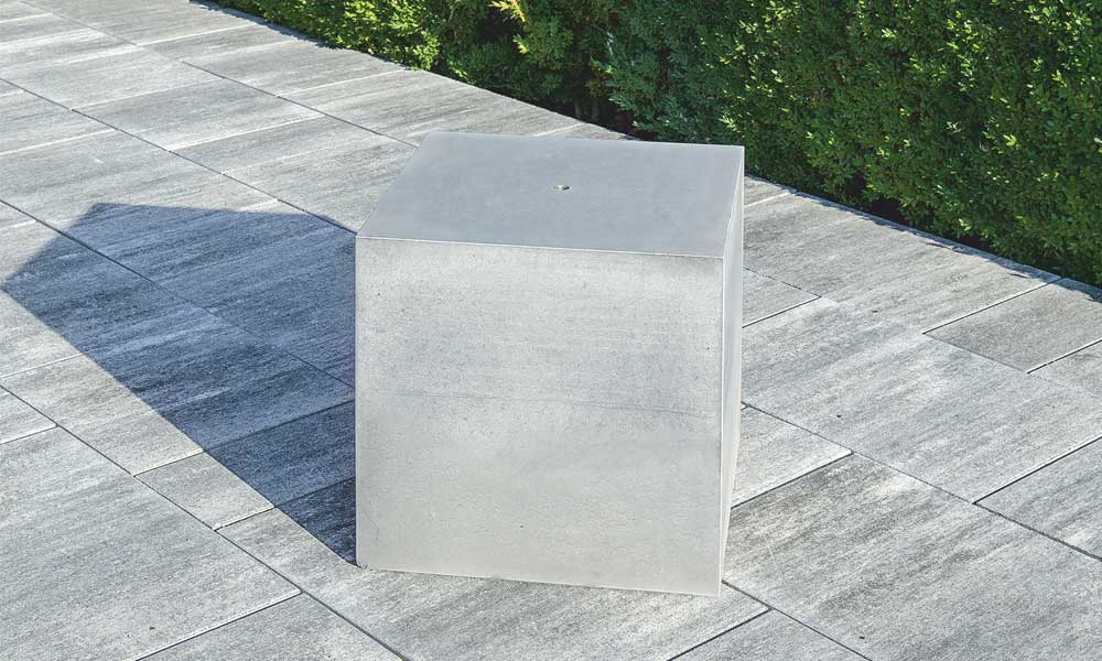 Betonkubus 45 x 45 x 45 cm granit-schattiert kombiniert mit Campus VG4 granitgrau-schattiert
