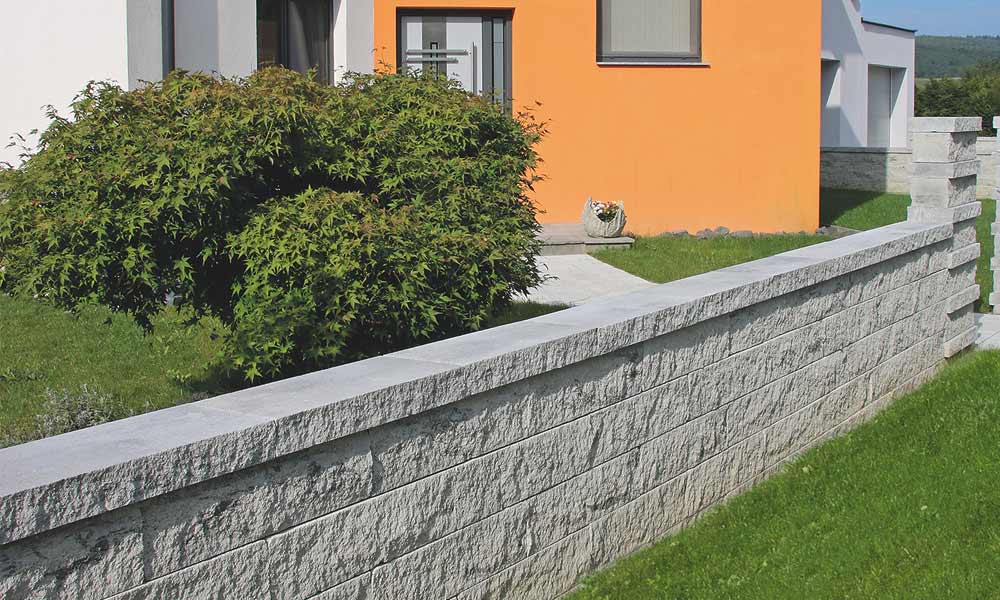 Mauerblock Momento 60 x 16 x 15 cm granitgrau-schattiert kombiniert mit Mauerblock Momento 60 x 24 x 7,5 cm granitgrau-schattiert als Abdeckplatte