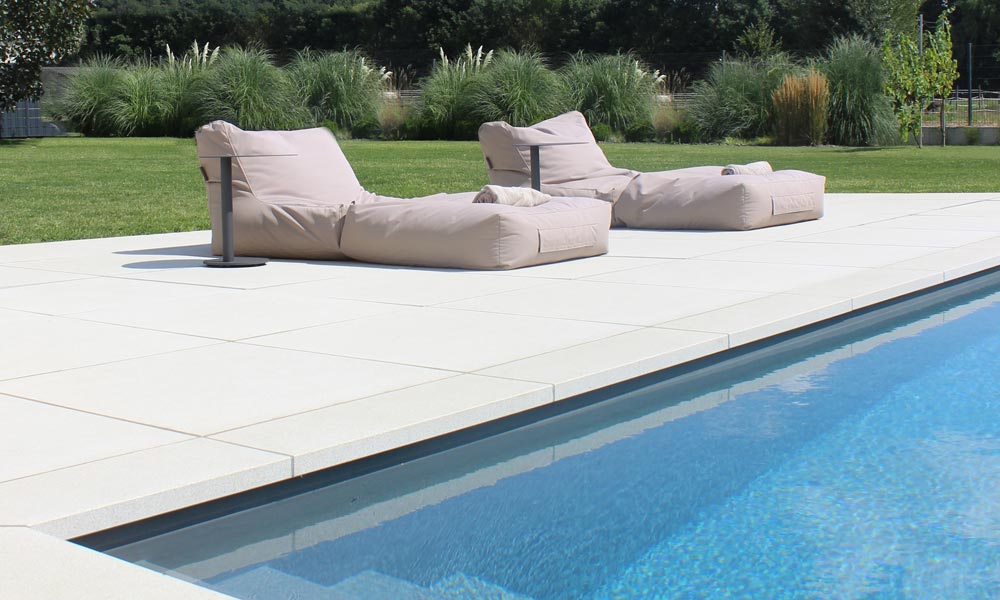 LIV 89,4 x 89,4 x 4,8 cm quarzit, für die Poolumrandung wurden die Platten mit einer geraden und gefasten Kante veredelt LIV 89,4 x 89,4 x 4,8 cm quarzit, für die Poolumrandung wurden die Platten mit einer geraden und gefasten Kante veredelt
