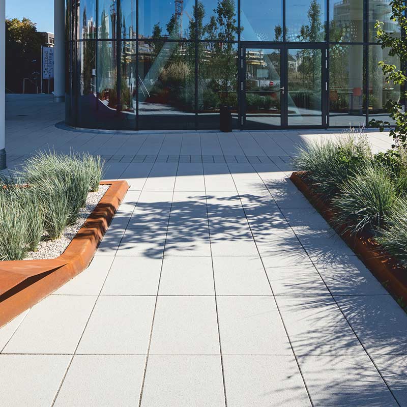Wohnhausanlage Linea VG4 Pflasterplatte platin hell Friedl Steinwerke Wohnhausanlage Linea VG4 Pflasterplatte platin hell Friedl Steinwerke