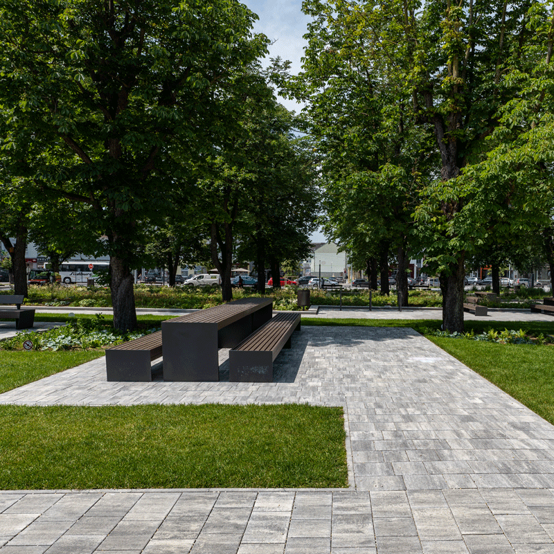 Stadtgarten Oberwart Arret B25 VG4 Kombipflaster granitgrau-schattiert Im Stadtgarten Oberwart wurde die Fläche mit Arret B25 VG4 Kombipflaster in granitgrau-schattiert gestaltet, umgesetzt mit Steinen von Friedl Steinwerke.