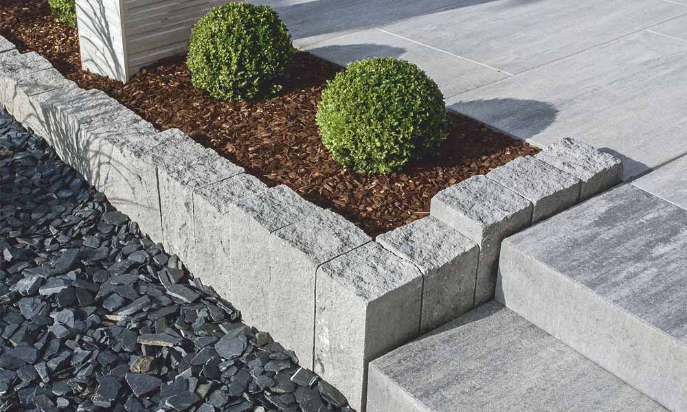 Palisade Gutshof gespalten granitgrau-schattiert kombiniert mit Linea Blockstufe granitgrau-schattiert und Largo Bodenplatte eisgrau-schattiert