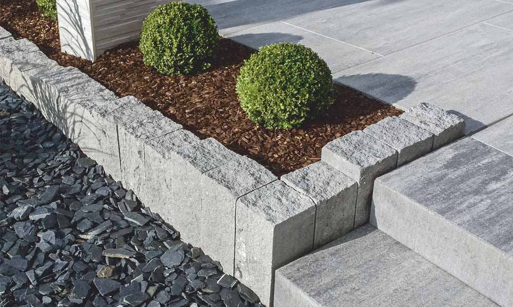 Palisade Gutshof gespalten granitgrau-schattiert kombiniert mit Linea Blockstufe granitgrau-schattiert und Largo Bodenplatte eisgrau-schattiert Palisade Gutshof gespalten granitgrau-schattiert kombiniert mit Linea Blockstufe granitgrau-schattiert und Largo Bodenplatte eisgrau-schattiert