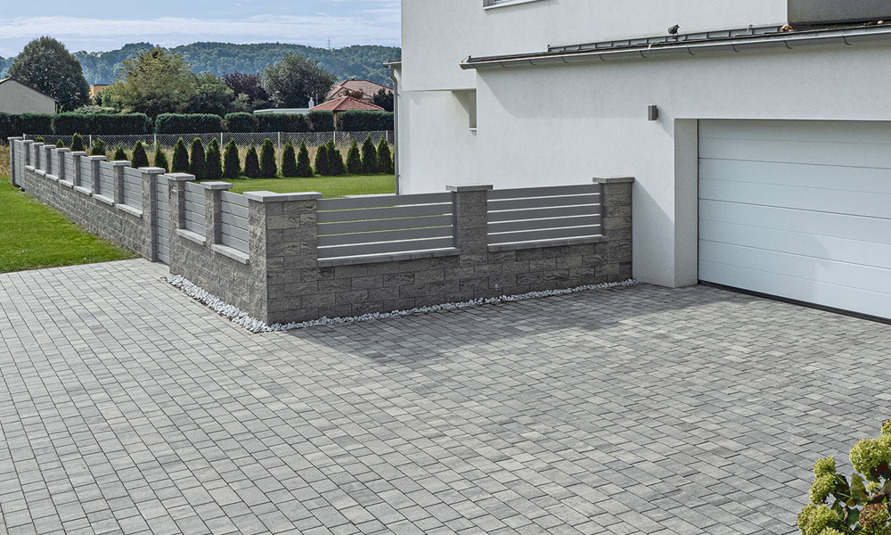 Arret B15 VG4 Kombipflaster granitgrau-schattiert kombiniert mit Faro Zaun- und Mauerstein granitgrau-schattiert Arret B15 VG4 Kombipflaster granitgrau-schattiert kombiniert mit Faro Zaun- und Mauerstein granitgrau-schattiert