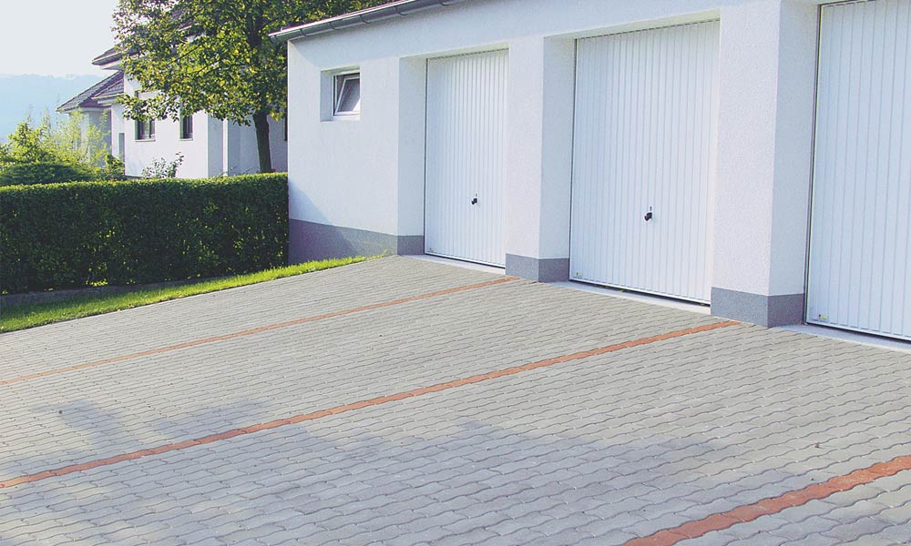 Wellenpflaster grau und ziegelrot zur Parkplatzmarkierung Wellenpflaster grau und ziegelrot zur Parkplatzmarkierung