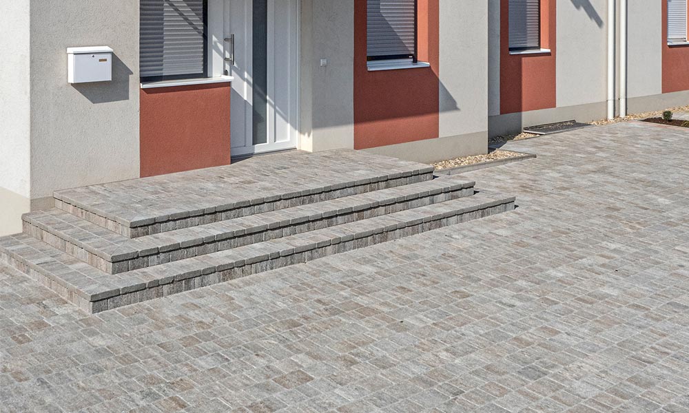 Piazza Grado basalt-schattiert für die Flächen- und Stufengestaltung eingesetzt