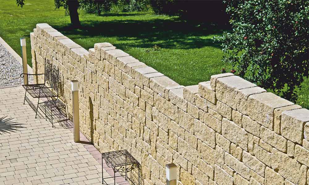 Mauerstein Gutshof MB24 bossiert sandgelb, im wilden Verband versetzt Mauerstein Gutshof MB24 bossiert sandgelb, im wilden Verband versetzt