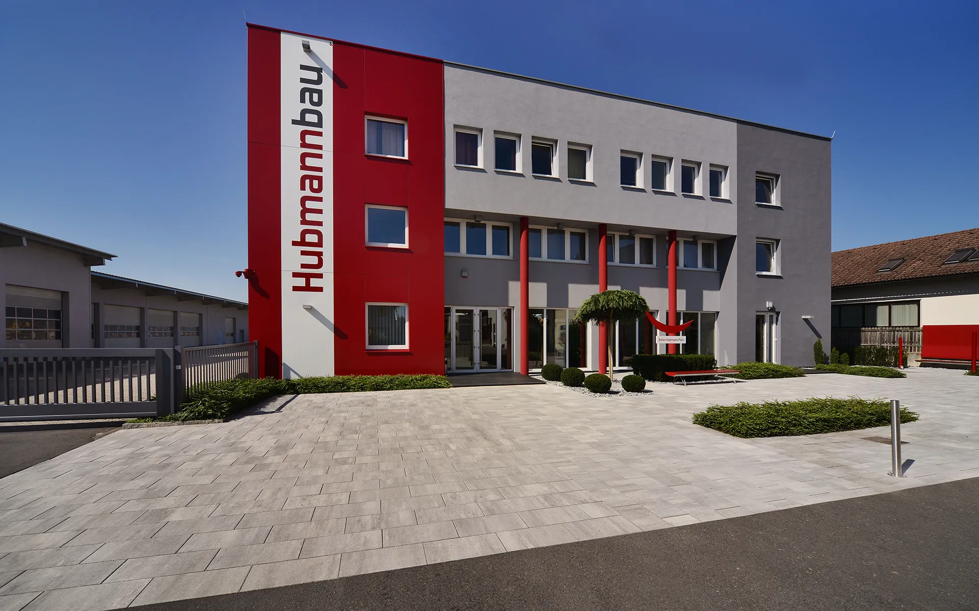 Eingangsbereich mit Linea VG4 in granitgrau-schattiert am Anton-Hubmann-Platz in Gössendorf von Friedl Steinwerke.