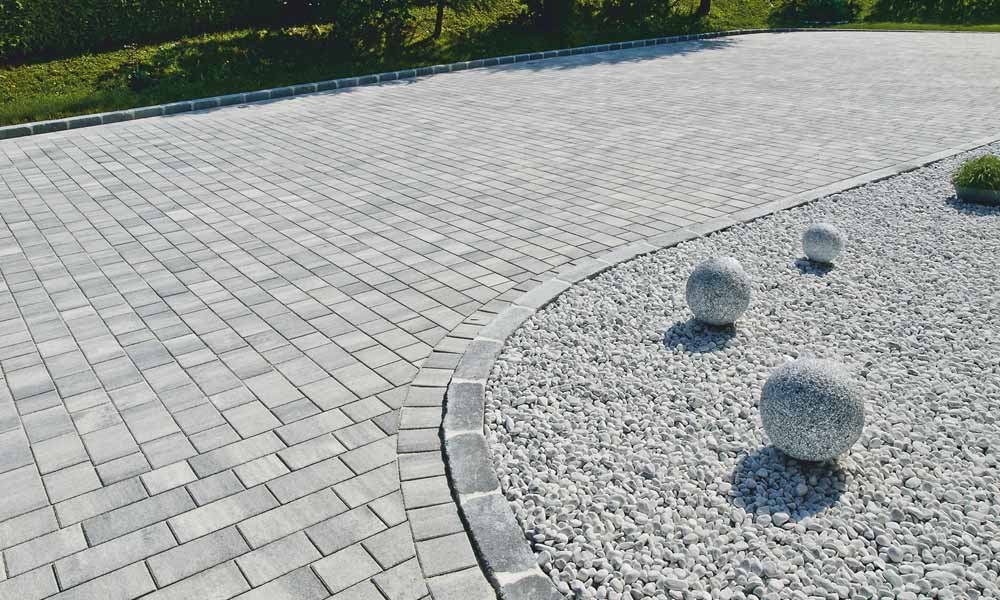 Arret B15 VG4 Kombipflaster granitgrau-schattiert kombiniert mit Palisade Grado anthrazit Arret B15 VG4 Kombipflaster granitgrau-schattiert kombiniert mit Palisade Grado anthrazit