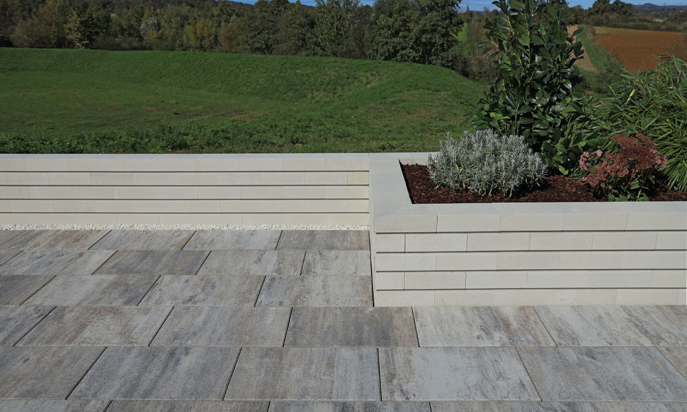 Tauri VG4 60 x 40 x 6 cm basalt-schattiert kombiniert mit Daris Mauerstein 30 x 20 x 10 cm kreide