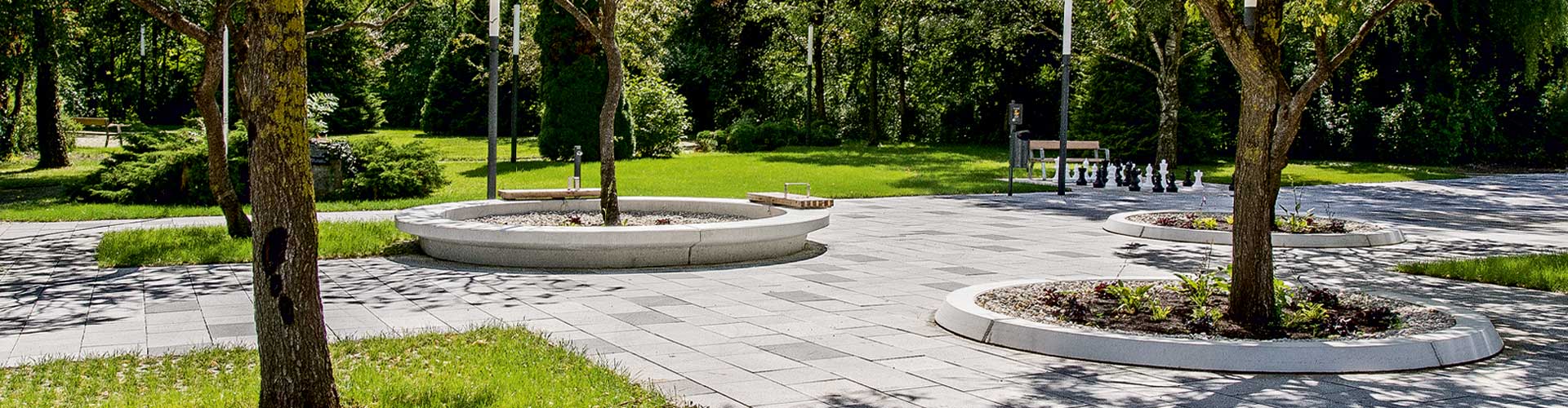 Begegnungszone Waldegg Linea VG4 Pflasterplatte platin-hell-mittel-anthrazit Friedl Steinwerke Begegnungszone Waldegg Linea VG4 Pflasterplatte platin-hell-mittel-anthrazit Friedl Steinwerke