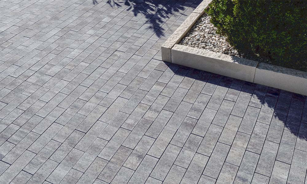 Sigma Riemchen basalt-schattiert kombiniert mit Mauerblock Momento 60 x 24 x 7,5 cm kreide und Friedl Zierkies Dusty Champagne