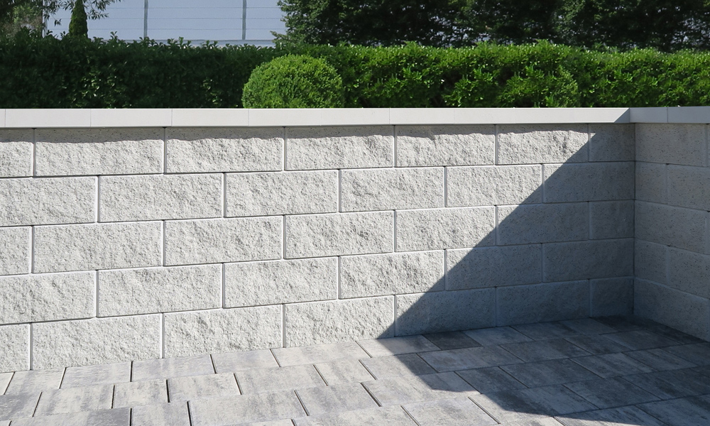 Faro Zaun- und Mauerstein weiß-schwarz kombiniert mit Abdeckplatte mit Wassernase altweiß und Arret B20 VG4 Kombipflaster granitgrau-schattiert