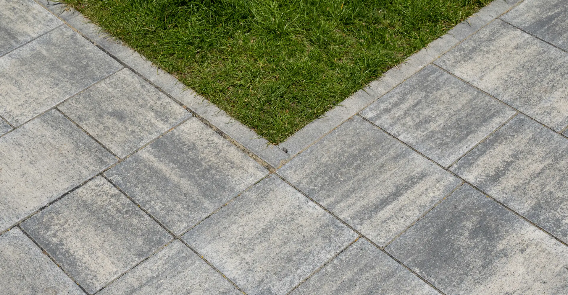 Nahaufnahme von Arret B25 VG4 Kombipflaster granitgrau-schattiert im Stadtgarten Oberwart, Friedl Steinwerke.