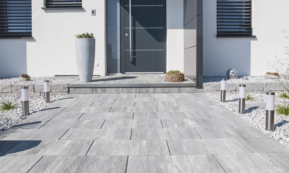 Largo Bodenplatte 59,8 x 29,8 x 5 cm granitgrau-schattiert, auch als Stufe mit Edelstahlwinkel gestaltet, kombiniert mit Mauerstein Gutshof MB16 bossiert grau