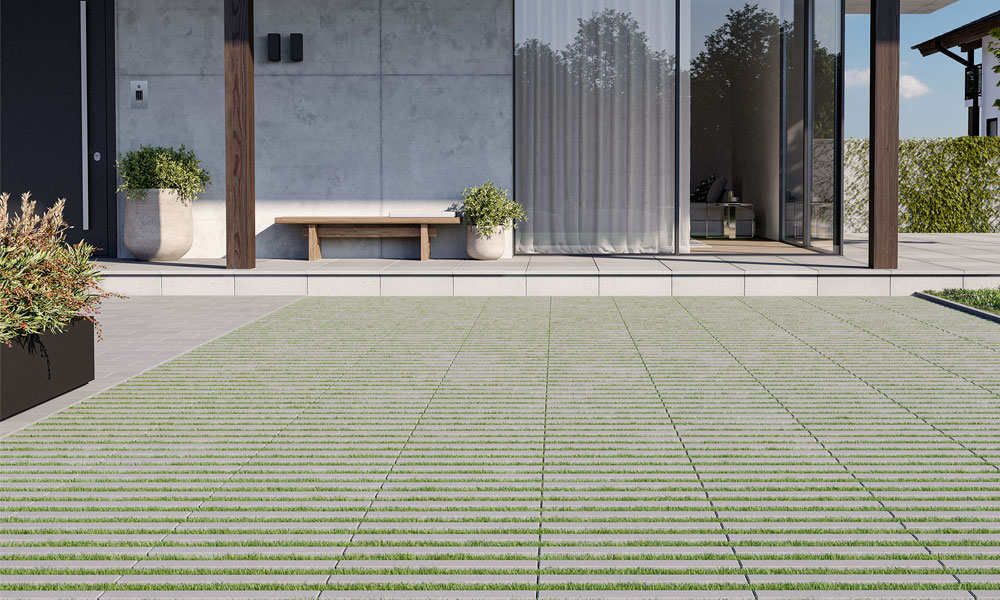 Rasenplatte Verde grau kombiniert mit Arret B20 VG4 als Gehweg und Dots29 59,4 x 59,4 x 2,9 cm kreide im Eingangsbereich Rasenplatte Verde, der Rasenliner mit Rasen bepflanzt vor einem schön gestalteten Eingangsbereich von Friedl Steinwerke.