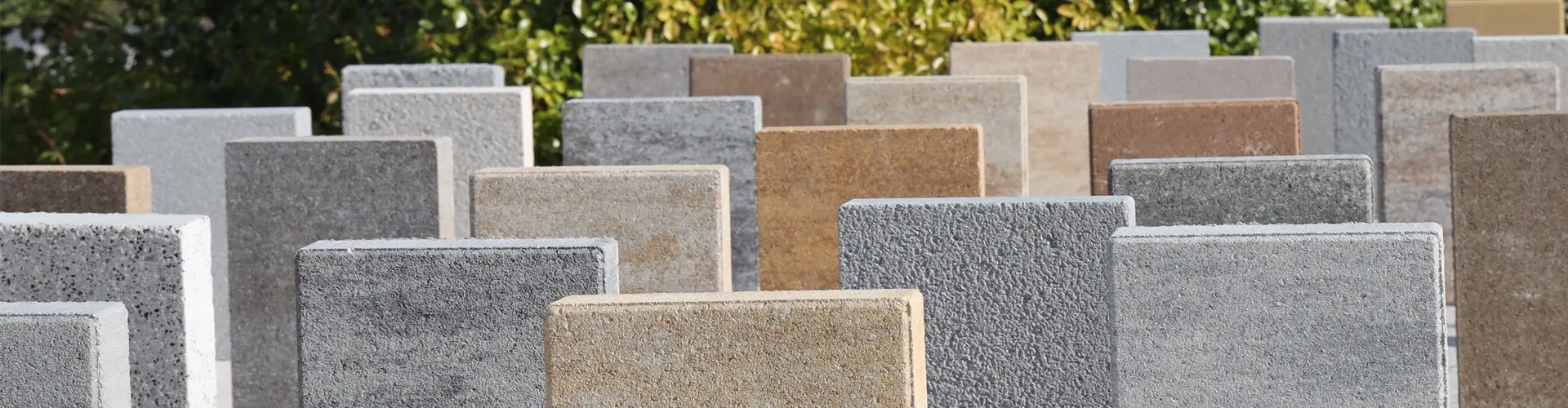 Farbmuster verschiedener Pflastersteine und Terrassenplatten von Friedl Steinwerke. Die Muster zeigen eine Vielfalt an Farbtönen und Oberflächenstrukturen für individuelle Gestaltungsmöglichkeiten im Außenbereich.